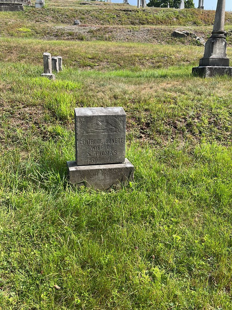 Gertrude Bonett Thomas's grave. Photo 1