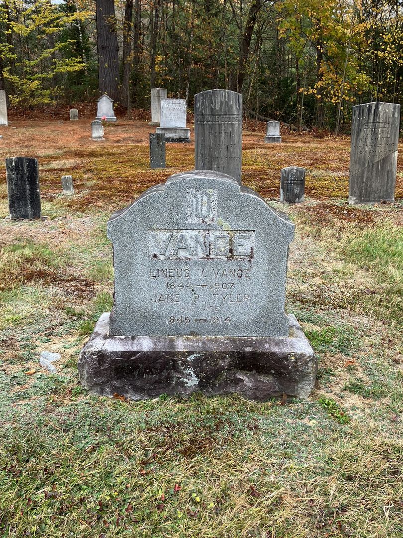 Lineus V. Vance's grave. Photo 1