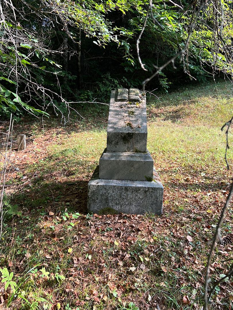 Doctor Prescott Solomon Buckminster's grave. Photo 1