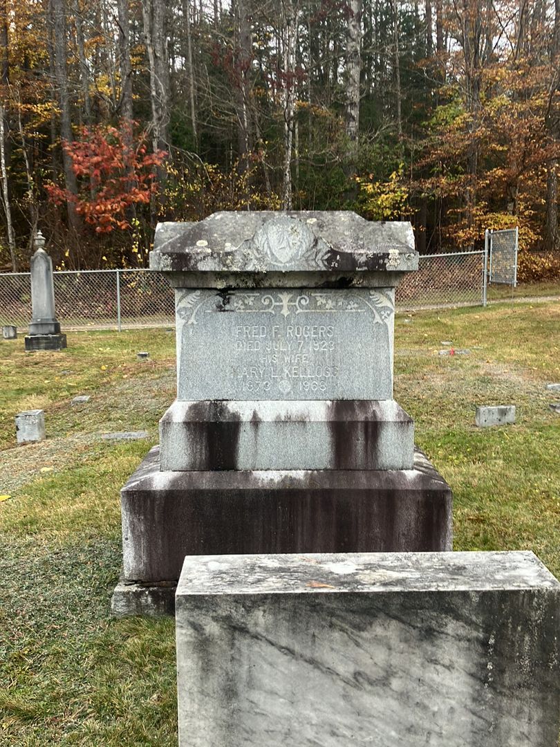 Mary L. Kellogg Rogers's grave. Photo 1