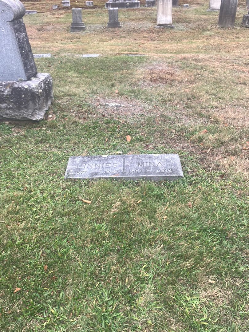 Mina Vance's grave. Photo 1