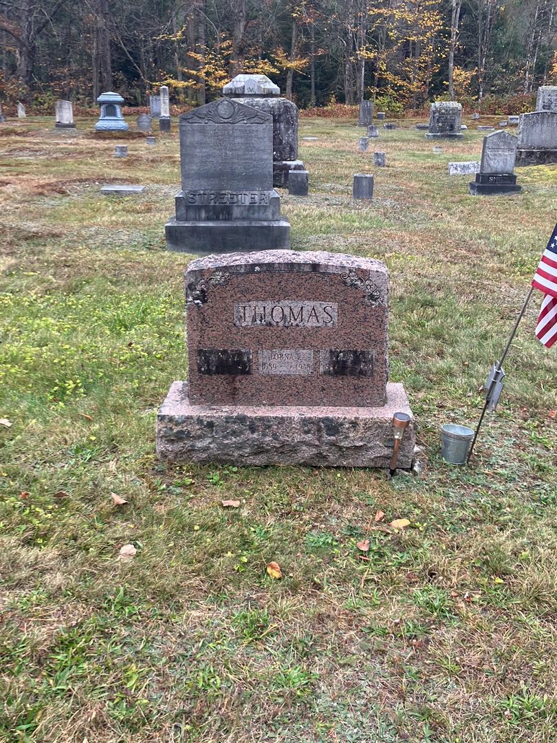 Harry P. Thomas's grave. Photo 1