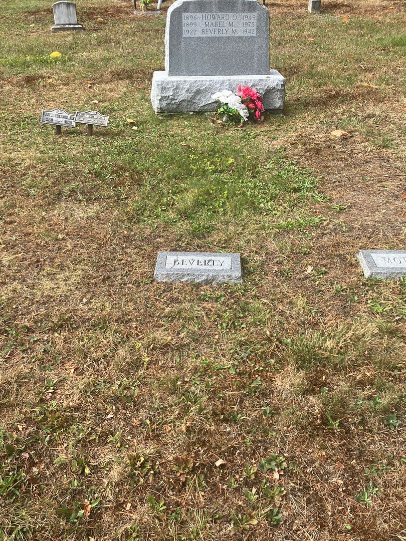 Beverly M. Woodbury's grave. Photo 1