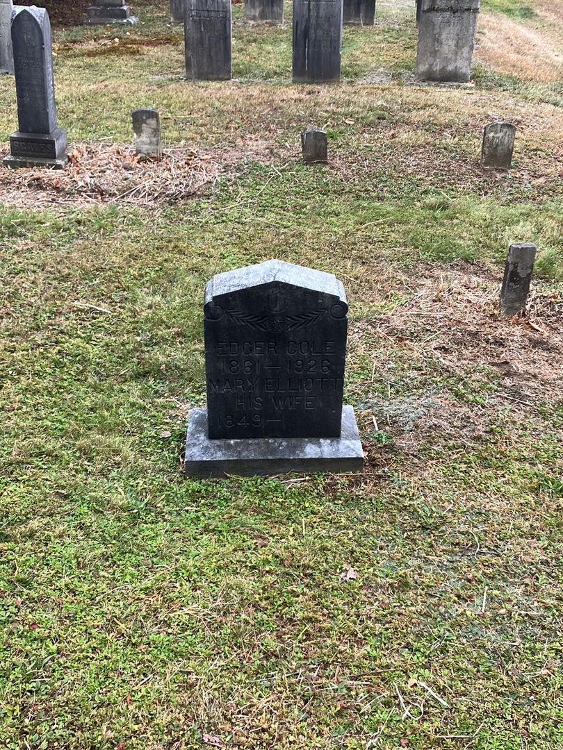 Mary Elliott Cole's grave. Photo 1