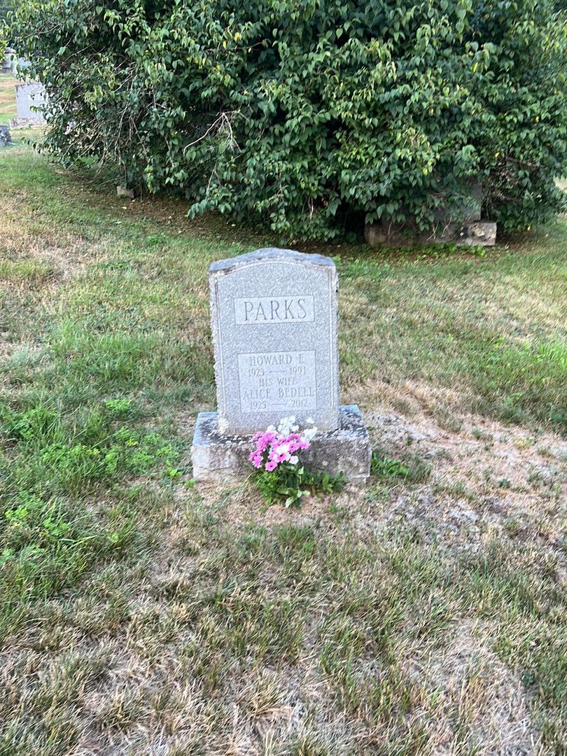 Howard E. Parks's grave. Photo 1